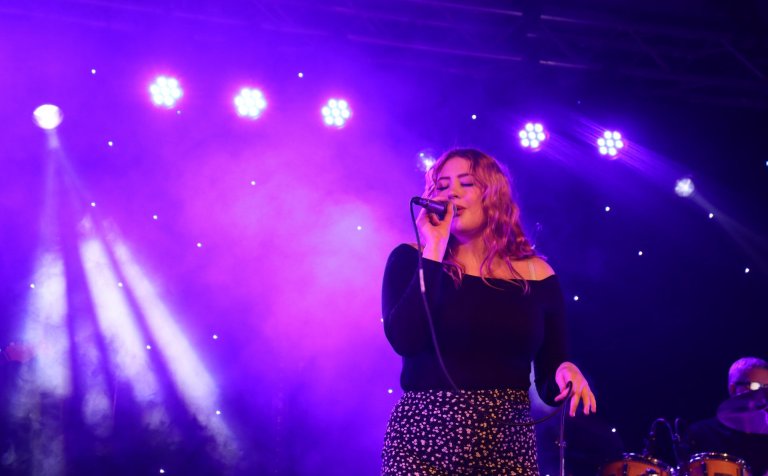 Brynja Rán syngur til sigurs í Sturtuhausnum.