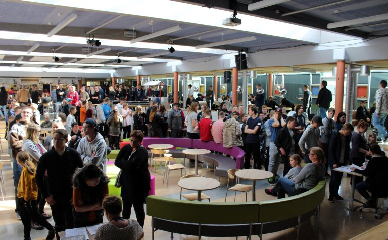 Þéttskipuð Gryfja af nýnemum að sækja stundatöflur