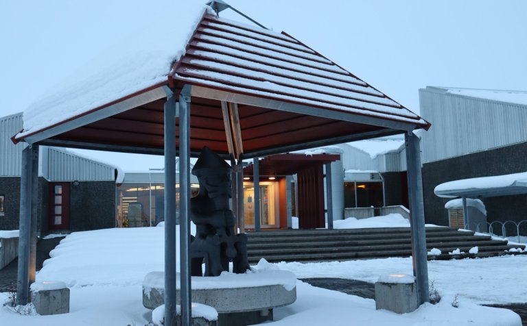 Kennsla hefst samkvæmt stundakskrá kl. 10 í dag.