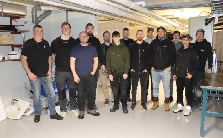 Hinrik með tólf af fjórtán nemendum sínum.