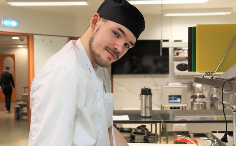 Kristinn Hugi Arnarsson í eldhúsinu í VMA.