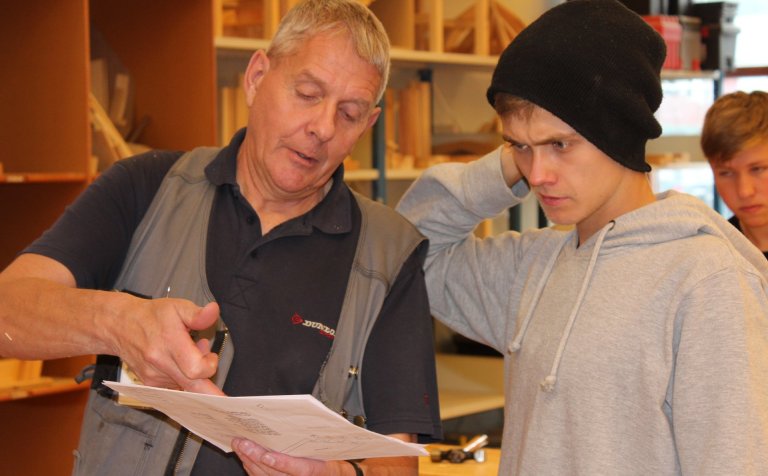 Kristján Davíðsson gefur nemanda góð ráð.