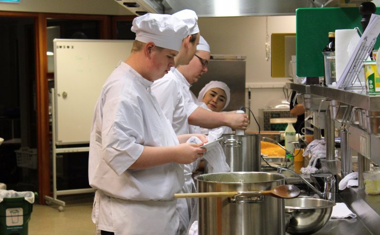 Grunndeildarnemendur í eldhúsinu.