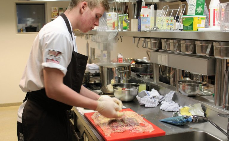 Úrbeinuð önd undirbúin fyrir ofninn.