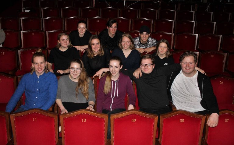 Leikarar í Litlu hryllingsbúðinni ásamt leikstjóra