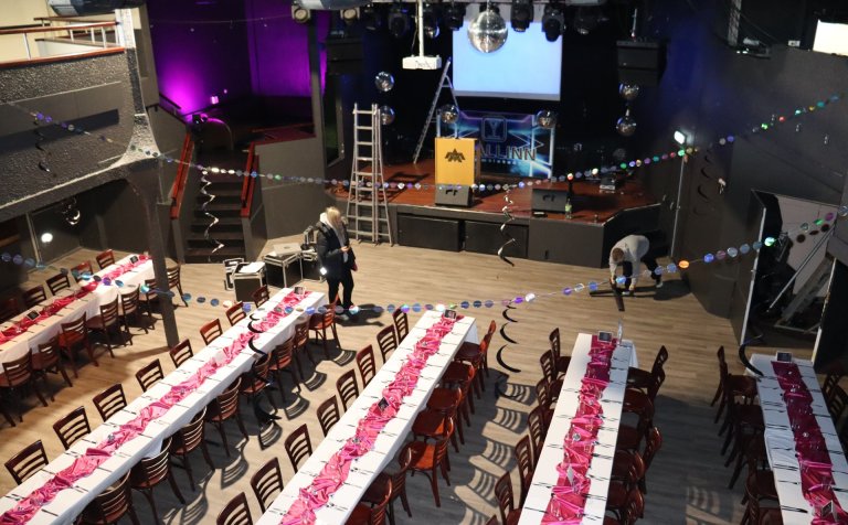 Árshátíðarsalurinn að taka á sig mynd í Sjallanum.