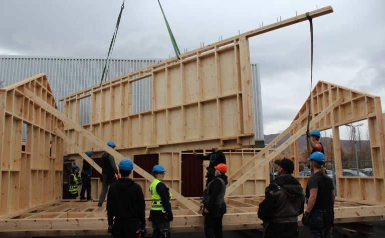 Nýi sumarbústaðurinn að taka á sig mynd.