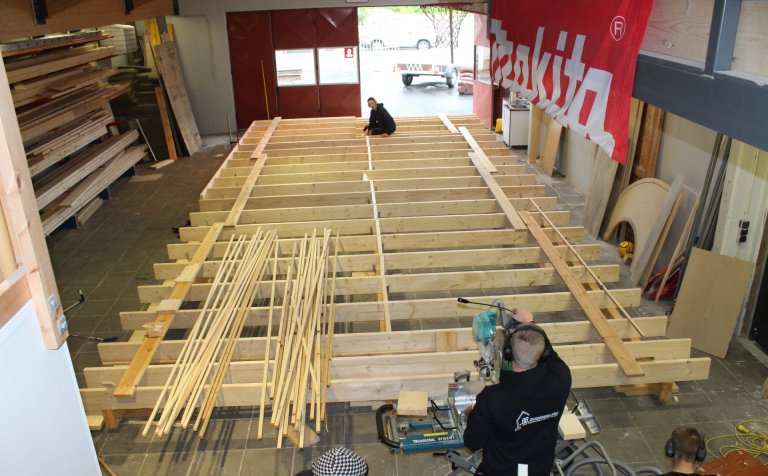 Nú er unnið að smíði burðargrindar.