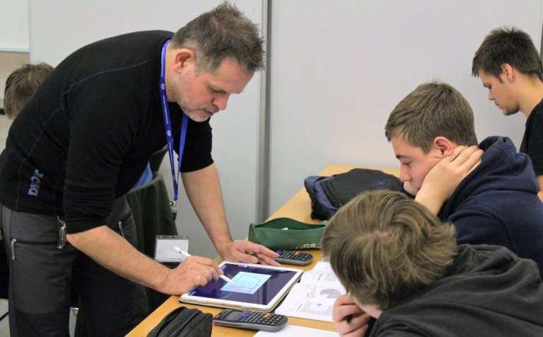 Hilmar notar ipadinn við að útskýra dæmi.