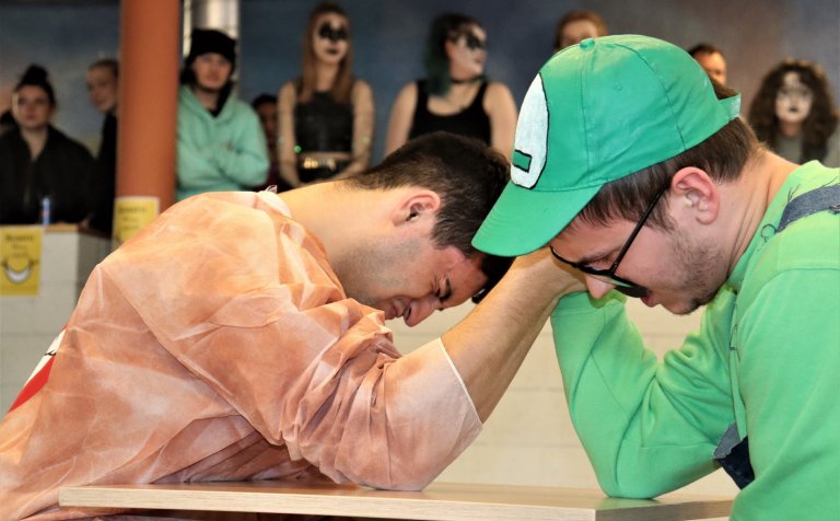 Fastur liður er að keppa í sjómanni. Rosaleg átök!