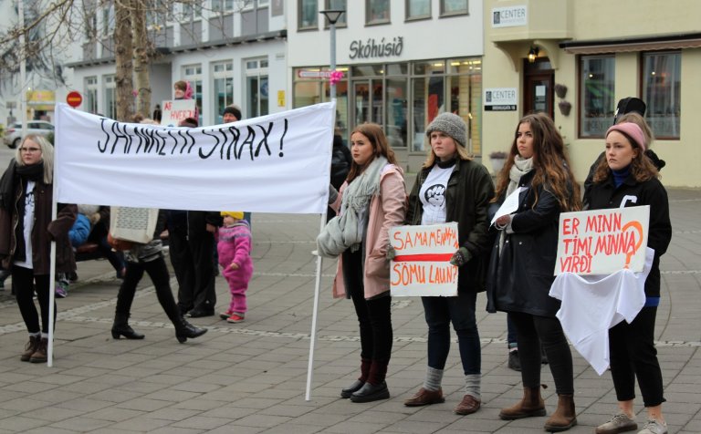 Frá baráttufundinum á Ráðhústorgi í morgun.