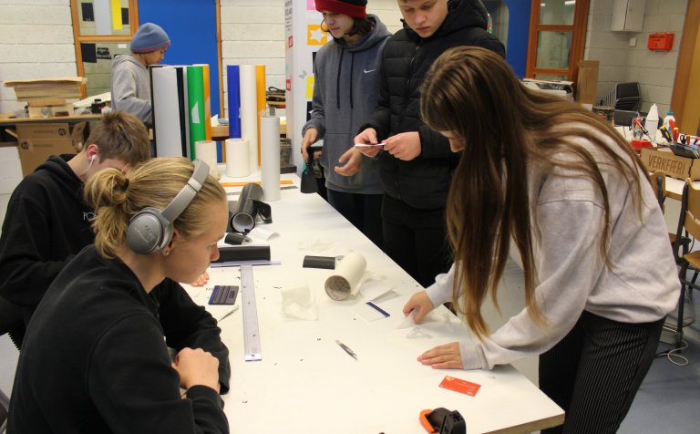 Nemendur á brautabrú í kynningu á FabLab.