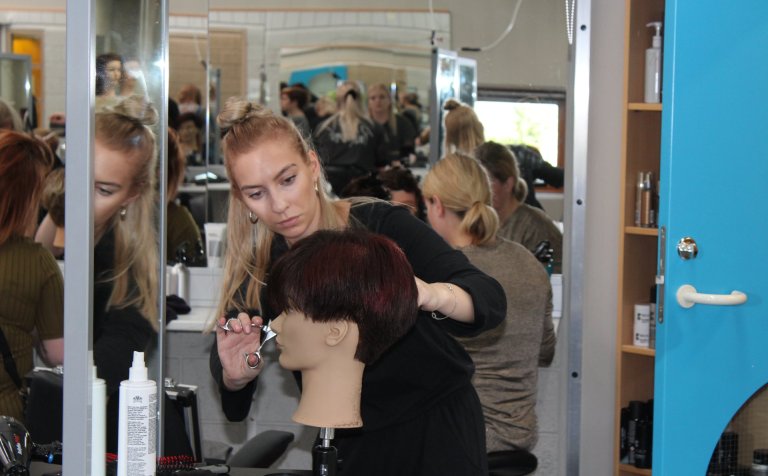 Einbeitt með skærin í próftíma.