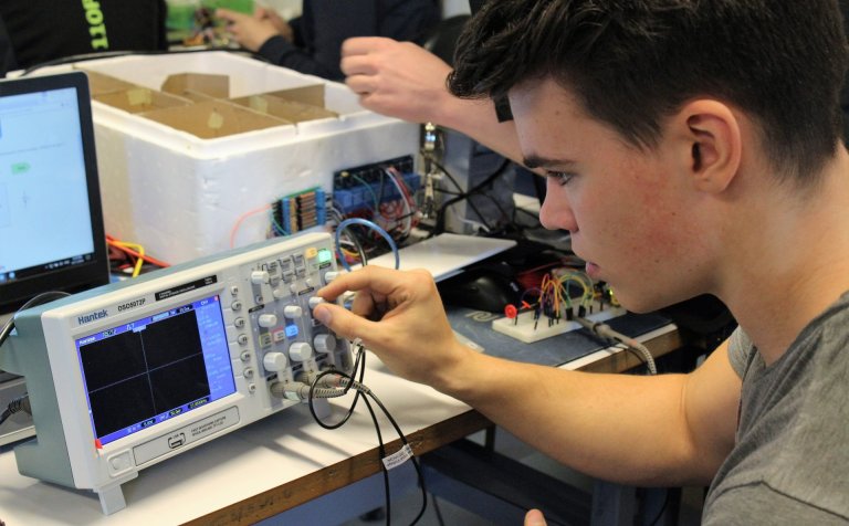 Önnum kafinn nemandi í rafeindavirkjun í VMA.