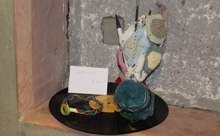 Einn af skúlptúrunum í Gallerí Glugg.