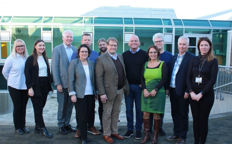 Nefndarfólk með skólastjórnendum VMA.