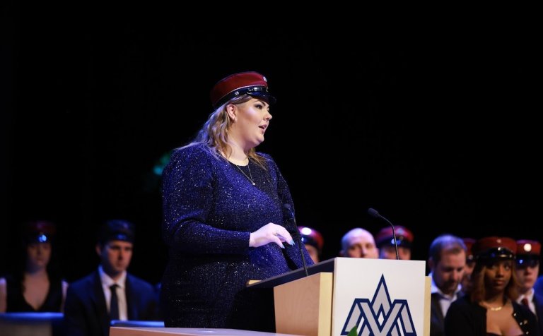 Stefanía Tara Þrastardóttir ávarpar brautskráningarhátíðina í Hofi í dag.