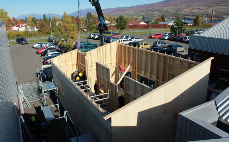 Útveggir sumarbústaðarins komnir á sinn stað.