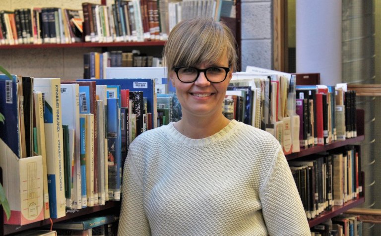 Hildur Friðriksdóttir á bókasafninu í VMA.