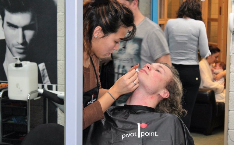 Vandað til verka við raksturinn.