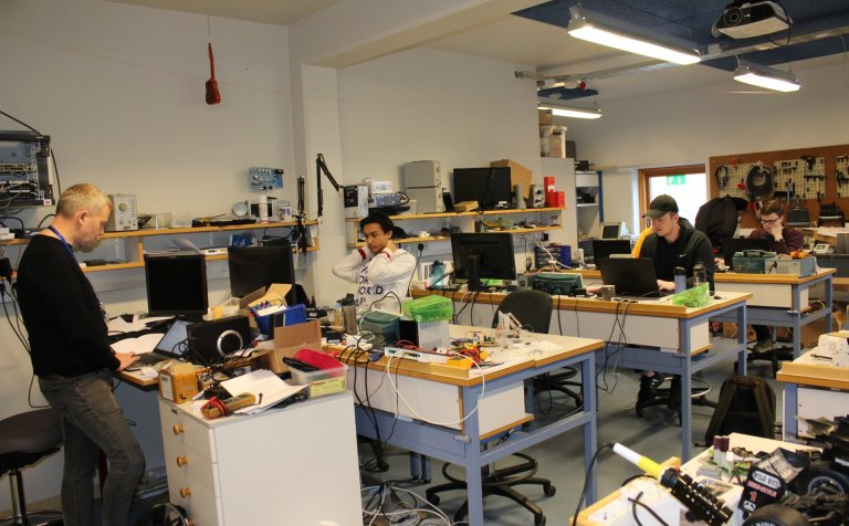 Í kennslustund nemenda á lokaönn í rafeindavirkjun