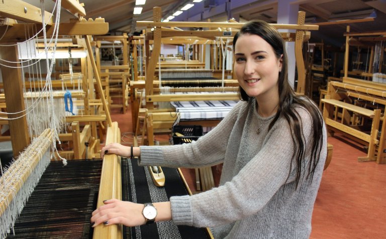 Karitas Fríða Bárðardóttir við vefstólinn.