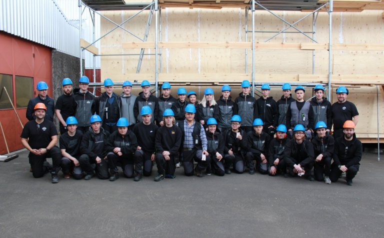 Nemendur með kennurum og framkv.stj. FerroZink.