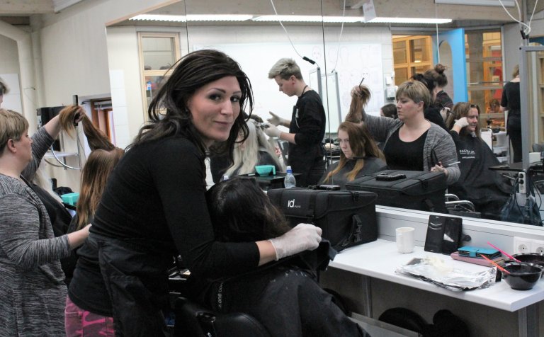 Nóg að gera á stofudegi í hársnyrtideild.