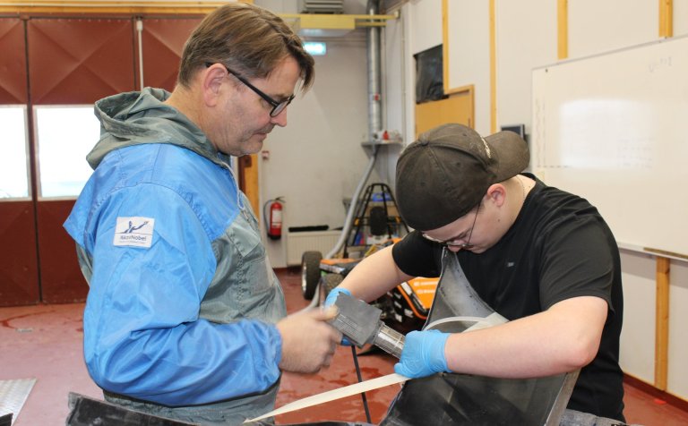 Stefán leiðbeinir nemanda við að sjóða plast.