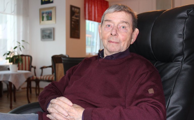 Bernharð og Ragnheiður kona hans búa í Reykjavík..