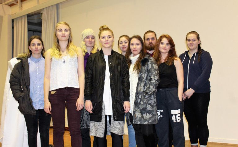 Útskriftarnemendurnir níu í Ketilhúsinu.