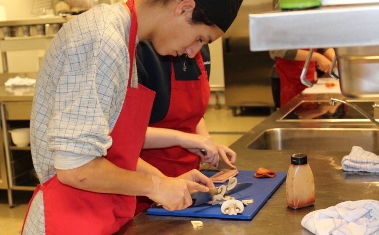 Áleggið sneitt niður fyrir pizzuna.