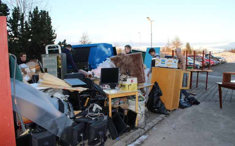 Nokkrir vörubílsfarmar af rusli úr kjallaranum.