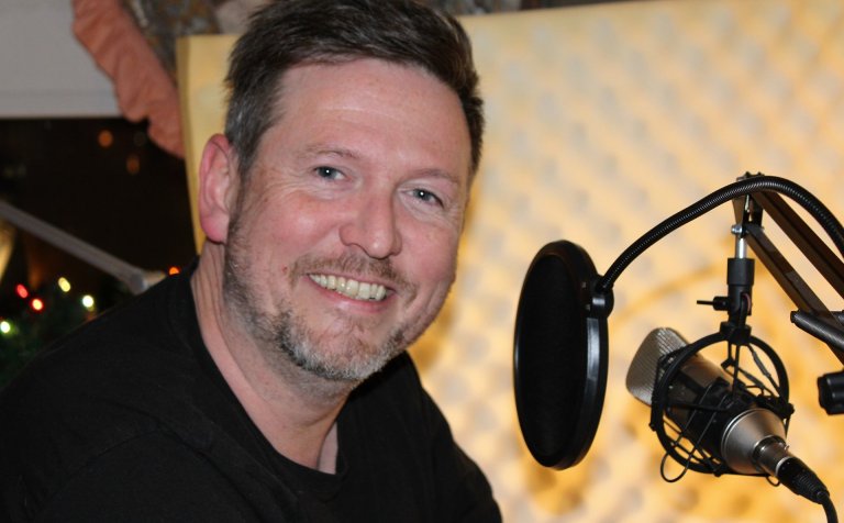 Pétur Guðjónsson í hljóðverinu á heimili sínu.