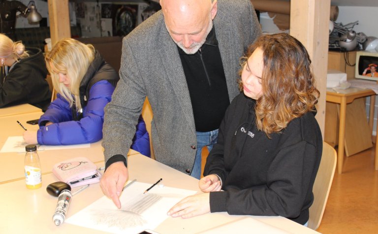 Hallgrímur Ingólfsson að kenna teikningu.