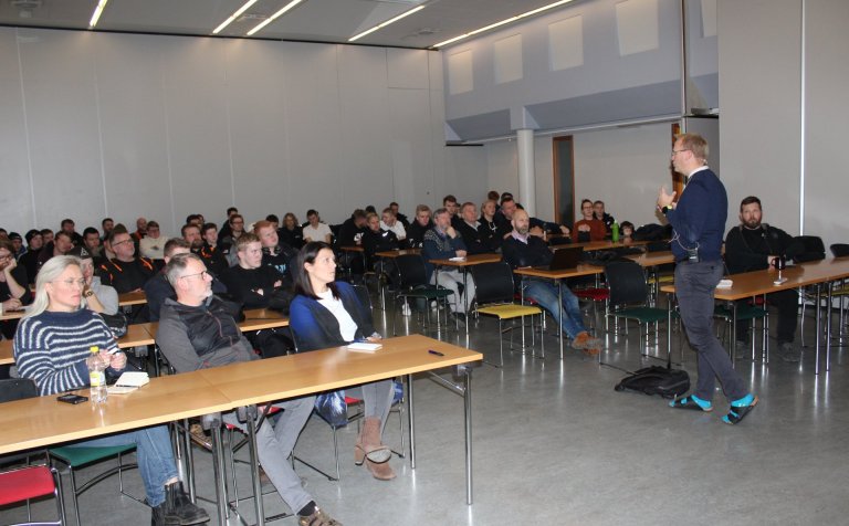 Fjölmargir sóttu fyrirlestur Finns í VMA í gær.