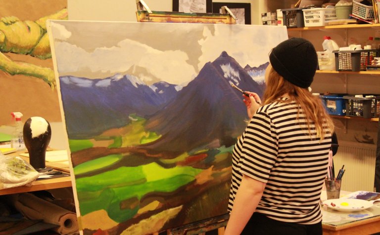 Eva María með pensilinn á Stólnum/Kerlingu.