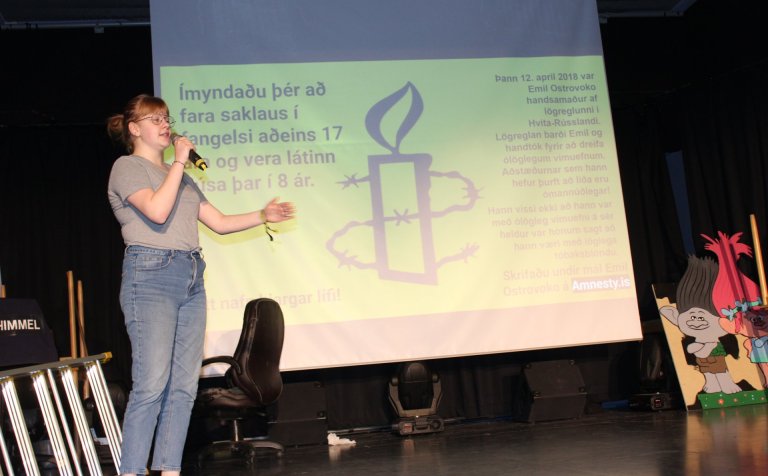 Hekla Sólbjörg með hljóðnemann í Gryfjunni.