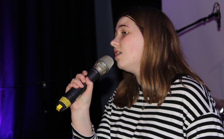 Sungið af innlifun á æfingu fyrir jólatónleikana.