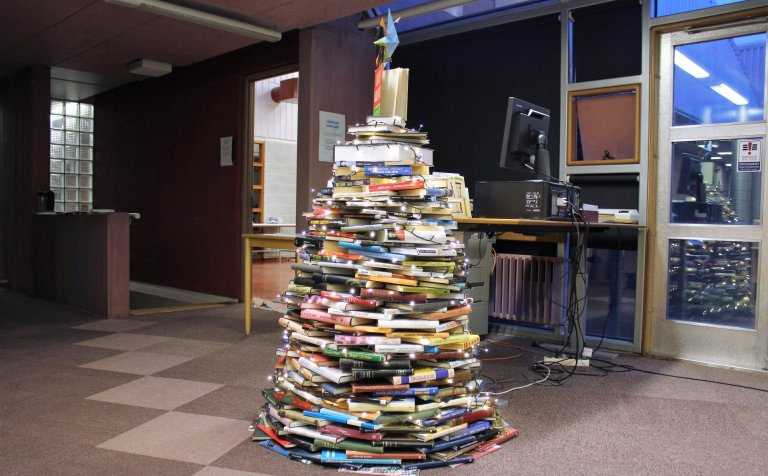 Afgangsbækur á bókamarkaðnum breyttust í jólatré.