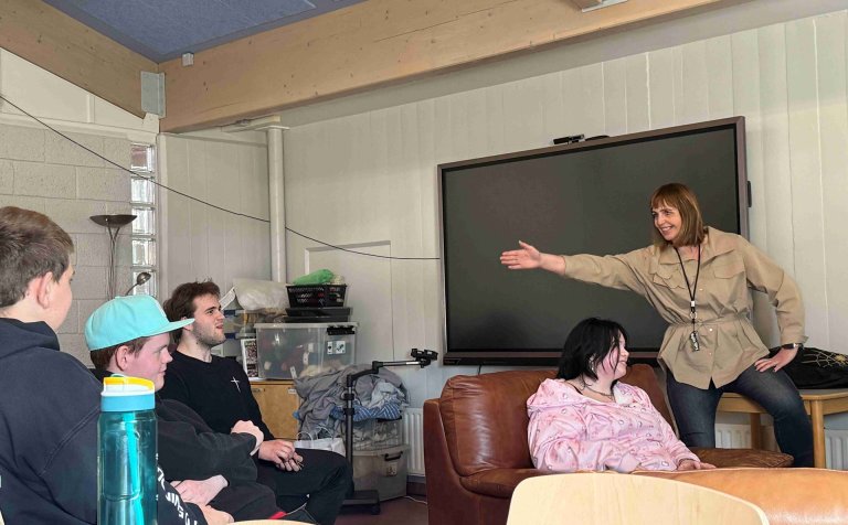 Gleðin við völd í borðspilstíma á starfsbraut. Hafdís Björg bregður á leik með nemendum. Mynd: María&hellip;