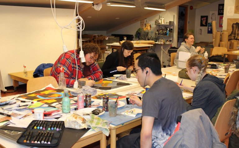 Nemendur að leggja lokahönd á verk vetrarins.