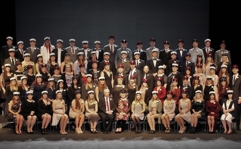 Útskriftarhópurinn á sviðinu í Hofi í dag.