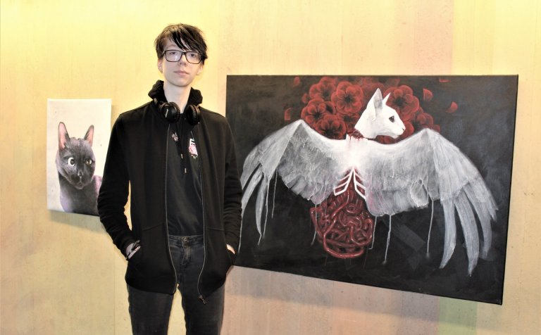 Hrafn Hansbur við akrýlverkin sín.