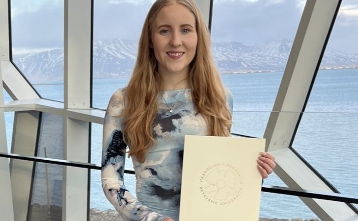 Ester María Eiríksdóttir með prófskírteinið frá Háskólanum í Reykjavík í febrúar sl. Þar útskrifaðis…