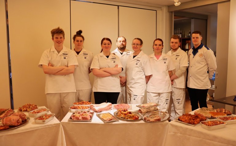 Sjö af átta nemendum í kjötiðn með læriföður sínum, Rúnari Inga Guðjónssyni.