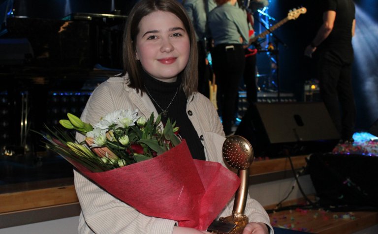 Særún Elma Jakobsdóttir með Sturtuhausinn.