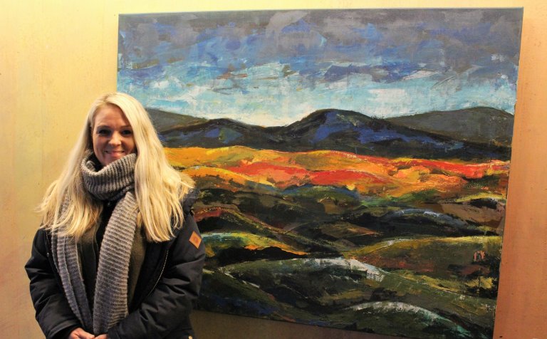 Fanný María Brynjarsdóttir við verk sitt Morgunóra