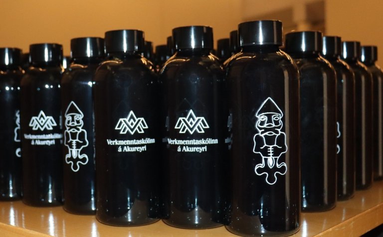 Vatnsbrúsarnir eru merktir Verkmenntaskólanum og Þórdunu.