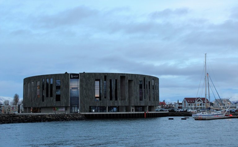 Keppnin verður í Hofi og hefst kl. 20 í kvöld.